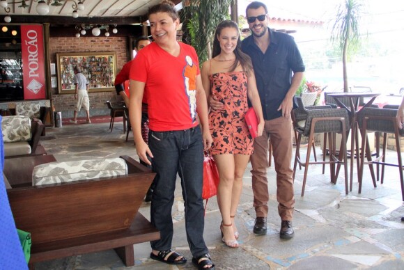 Paolla Oliveira com Joaquim Lopes e David Brazil, promoter do restaurante