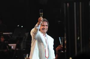 Roberto Carlos vai passar o Réveillon em seu apartamento, em Miami, nos EUA