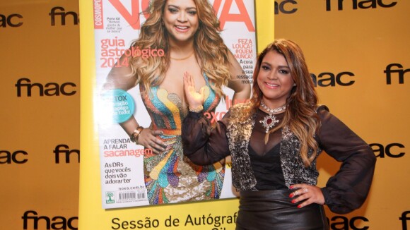 Preta Gil autografa capa de revista, no RJ: 'Revolução no mercado editorial'