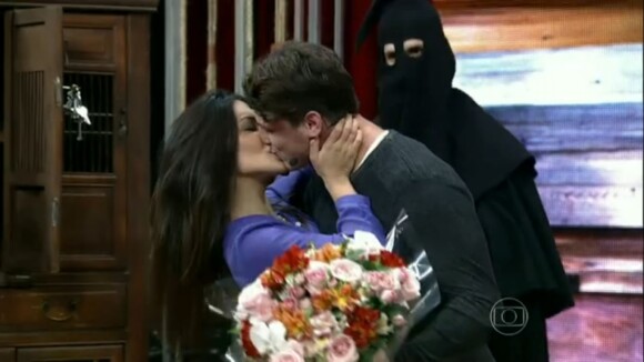 Cleo Pires e Rômulo Neto beijam muito no 'Video Show': 'Calma gente!'