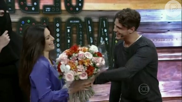 Cleo Pires recebeu com carinho as flores das mãos de Rômulo Neto