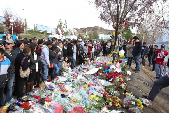 Fãs prestam homenagens ao ator Paul Walker no local do acidente