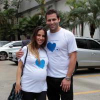 Henri Castelli e a namorada, grávida, vão à festa de Natal de hospital, em SP