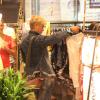 Xuxa confere peças de uma loja durante passeio em shopping, nesta quarta-feira, 11 de dezembro de 2013