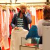 Xuxa faz compras, nesta quarta-feira, 11 de dezembro de 2013