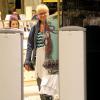 Xuxa fez compras na noite desta quarta-feira, 11 de dezembro de 2013