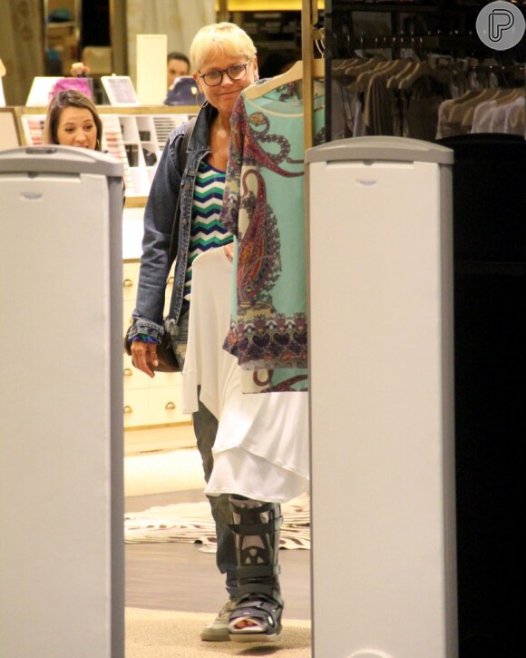 Xuxa fez compras na noite desta quarta-feira, 11 de dezembro de 2013