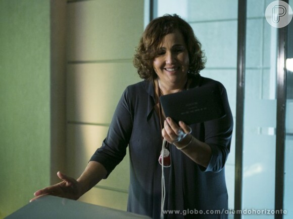 Zélia (Claudia Jimenez) entra às escondidas no Centro de Comunicação e rouba um GPS, em 'Além do Horizonte', em 13 de dezembro de 2013