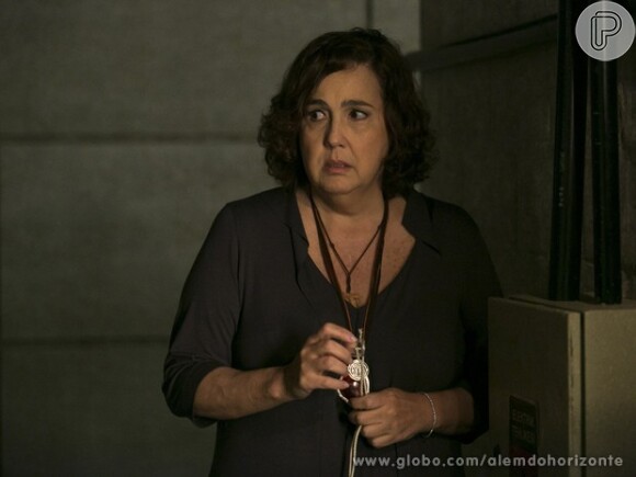 Zélia (Claudia Jimenez) rouba um cartão-chave para conseguir entrar no Centro de Comunicação, em 'Além do Horizonte'