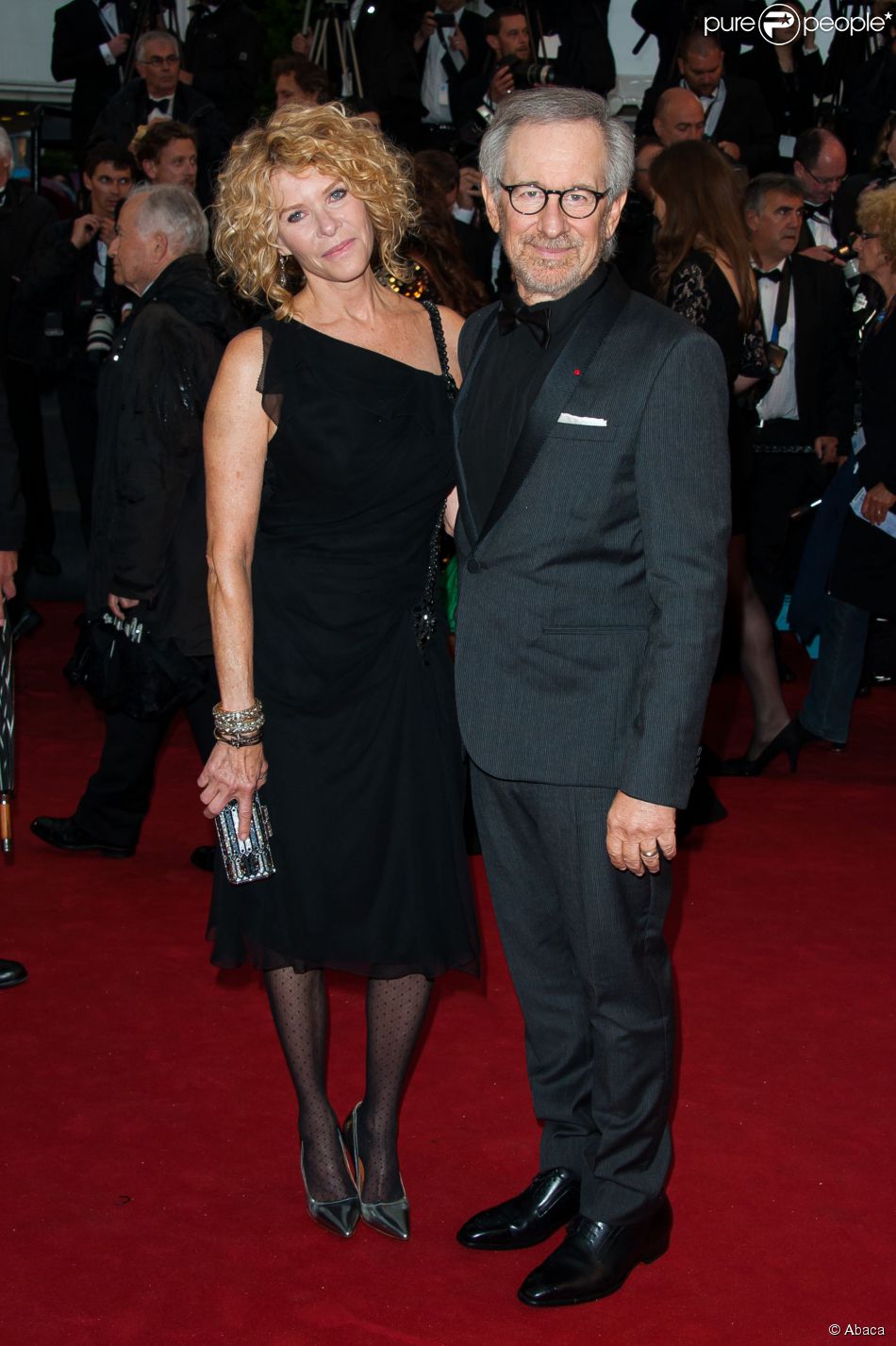 Steven Spielberg e sua mulher, a atriz Kate Capshaw, comparecem a diversos eventos sociais juntos. O casal posou no Festival de Cannes de 2013, que foi apresentado pelo diretor e produtor