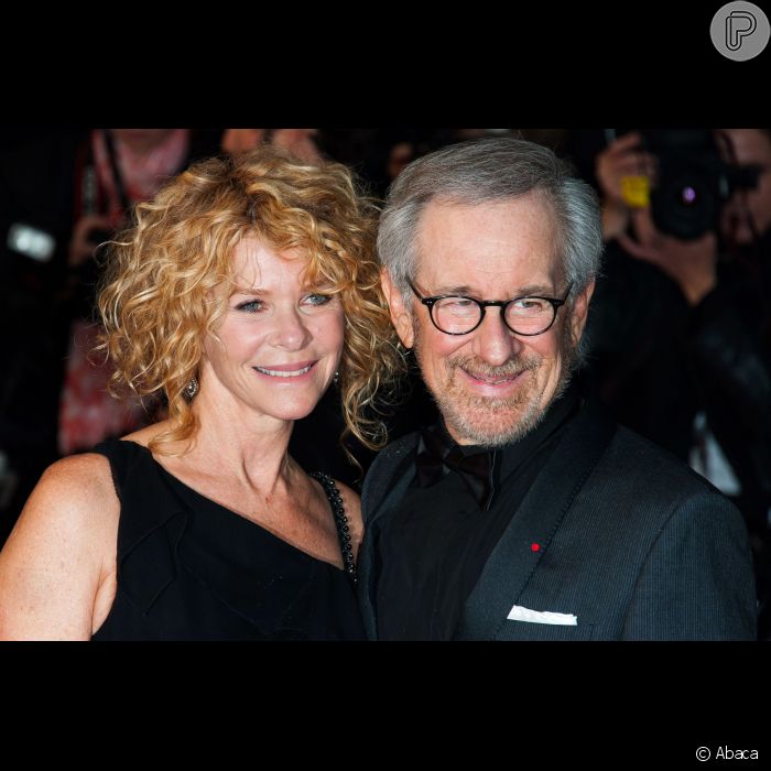 Steven Spielberg e Kate Capshaw têm cinco filhos juntos: Theo (25), Sasha Rebecca ( 23), Sawyer Avery (21), Mikaela George Spielberg (17) e Destry Allyn Spielberg (17).