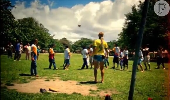 Beyoncé joga futebol com um grupo de meninos usando a camisa da Seleção Brasileira