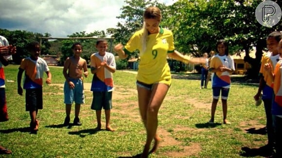 Beyoncé arriscou alguns passos de funk no clipe da música 'Blue (feat Blue Ivy)' gravado no Brasil