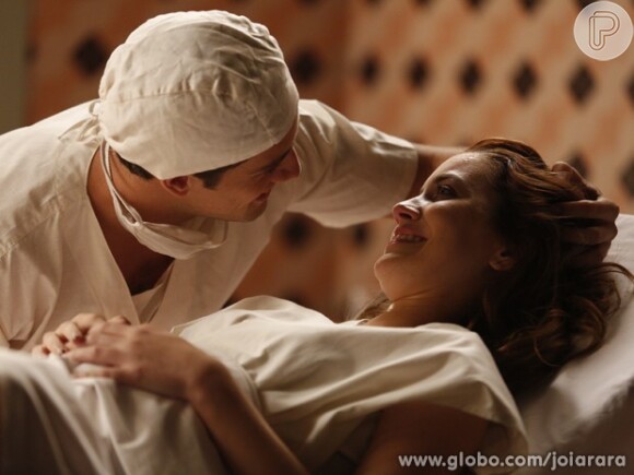 Silvia (Nathalia Dill) dá à luz e é amparada por Viktor (Rafael Cardoso) depois do parto, em 'Joia Rara'