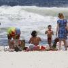 A atriz Juliana Knust curtiu momentos de lazer ao lado de seu filho, Matheus, de 3 anos, na praia da Barra da Tijuca, Zona Oeste do Rio de Janeiro, neste sábado, 14 de dezembro de 2013