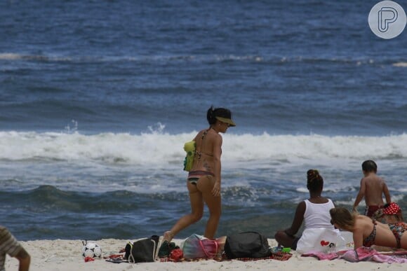 Juliana Knust exibe a boa forma em um biquíni listrado na praia da Barra da Tijuca, Zona Oeste do Rio de Janeiro, neste sábado, 14 de dezembro de 2013