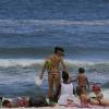 A atriz Juliana Knust curtiu o dia ensolarado deste sábado, 14 de dezembro de 2013, na praia da Barra da Tijuca, Zona Oeste do Rio de Janeiro, ao lado do filho, Matheus, de 3 anos, e da babá do pequeno
