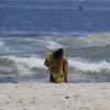 A atriz Juliana Knust curtiu momentos de lazer ao lado de seu filho, Matheus, de 3 anos, na praia da Barra da Tijuca, Zona Oeste do Rio de Janeiro, neste sábado, 14 de dezembro de 2013