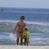 Juliana Knust curtiu o dia de sol no Rio de Janeiro deste sábado, 14 de dezembro de 2013, na praia da Barra da Tijuca, Zona Oeste da cidade, ao lado de seu filho, Matheus, de 3 anos, fruto de seu casamento com Gustavo Machado