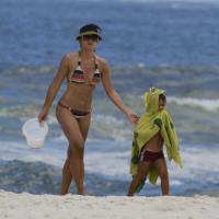 Juliana Knust exibe o corpo em forma em dia de praia ao lado do filho, Matheus