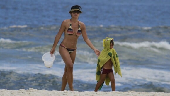 Juliana Knust exibe o corpo em forma em dia de praia ao lado do filho, Matheus