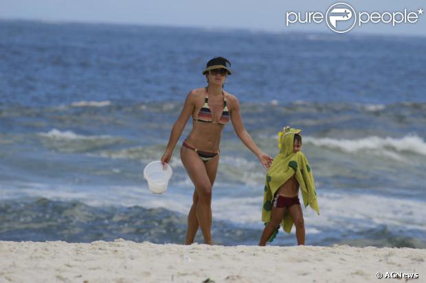 Juliana Knust exibe o corpo em forma ao lado do filho, Matheus, de 3 anos, na praia da Barra da Tijuca, Zona Oeste do Rio de Janeiro, neste sábado, 14 de dezembro de 2013