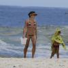 Juliana Knust exibiu a boa forma em um biquíni listrado neste sábado, 14 de dezembro de 2013, ao brincar com seu filho, Matheus, de 3 anos, na praia da Barra da Tijuca, Zona Oeste do Rio de Janeiro