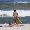 A atriz Juliana Knust curtiu o dia ensolarado deste sábado, 14 de dezembro de 2013, na praia da Barra da Tijuca, Zona Oeste do Rio de Janeiro, ao lado do filho, Matheus, de 3 anos, e da babá do pequeno