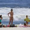Juliana Knust exibe o corpo em forma ao lado do filho, Matheus, de 3 anos, na praia da Barra da Tijuca, Zona Oeste do Rio de Janeiro, neste sábado, 14 de dezembro de 2013