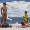 Juliana Knust exibiu a boa forma em um biquíni listrado neste sábado, 14 de dezembro de 2013, ao brincar com seu filho, Matheus, de 3 anos, na praia da Barra da Tijuca, Zona Oeste do Rio de Janeiro