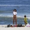 Juliana Knust exibe o corpo em forma ao lado do filho, Matheus, de 3 anos, na praia da Barra da Tijuca, Zona Oeste do Rio de Janeiro, neste sábado, 14 de dezembro de 2013
