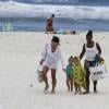 atriz Juliana Knust curtiu momentos de lazer ao lado de seu filho, Matheus, de 3 anos, na praia da Barra da Tijuca, Zona Oeste do Rio de Janeiro, neste sábado, 14 de dezembro de 2013