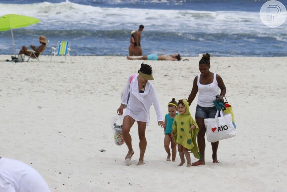 atriz Juliana Knust curtiu momentos de lazer ao lado de seu filho, Matheus, de 3 anos, na praia da Barra da Tijuca, Zona Oeste do Rio de Janeiro, neste sábado, 14 de dezembro de 2013