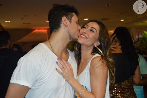 João Vicente de Castro beija Sabrina Sato em gravação do DVD em comemoração aos 20 de carreira de Ivete Sangalo