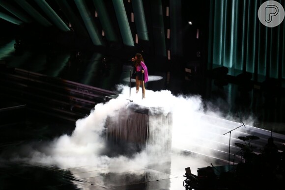 Sob fumaça e em uma plataforma, Ivete Sangalo entrou no palco da gravação de seu DVD