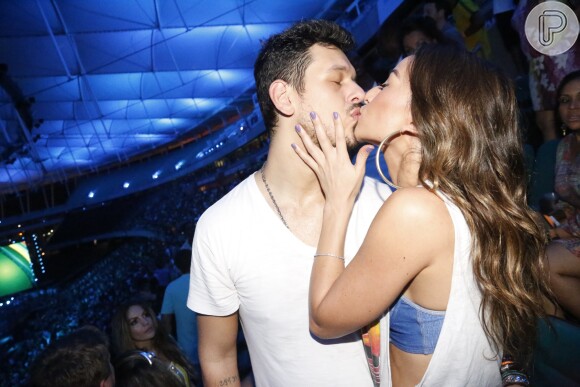 Sabrina Sato beija o namorado, João Vicente de Castro, durante a gravação do DVD de Ivete Sangalo