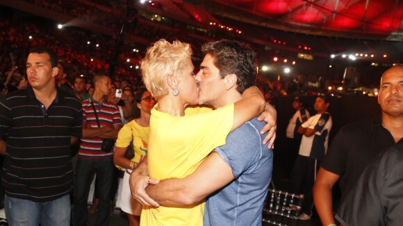 Xuxa troca beijos com Junno Andrade em show de gravação do DVD de Ivete Sangalo