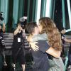 Ivete Sangalo recebe o carinho do marido, Daniel Cady, após terminar a gravação de seu DVD comemorando os 20 anos de carreira