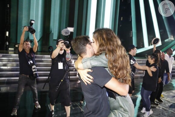 Ivete Sangalo recebe o carinho do marido, Daniel Cady, após terminar a gravação de seu DVD comemorando os 20 anos de carreira