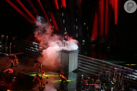 Ivete Sangalo foi ovacionada pelo público de 40 mil pessoas ao aparecer no palco entre a fumaça