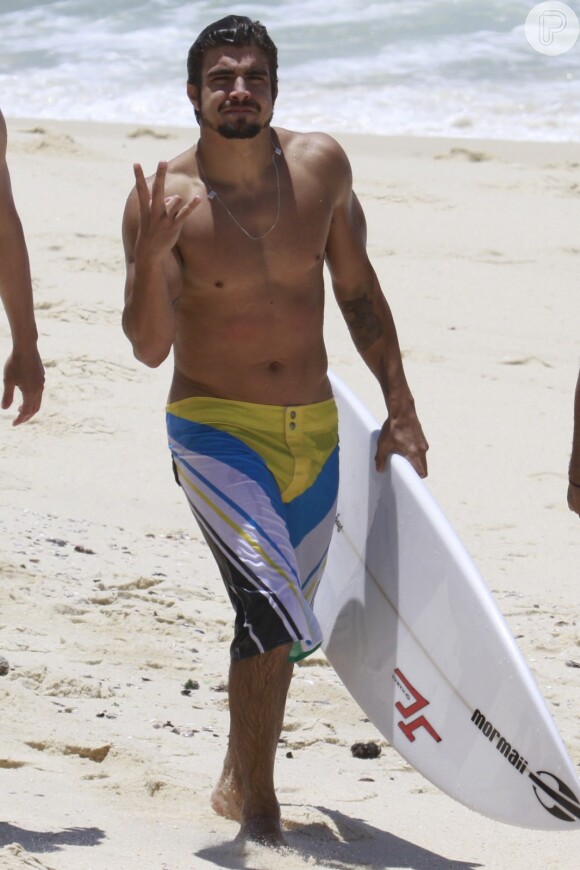 Nas horas vagas, Caio Castro gosta de surfar