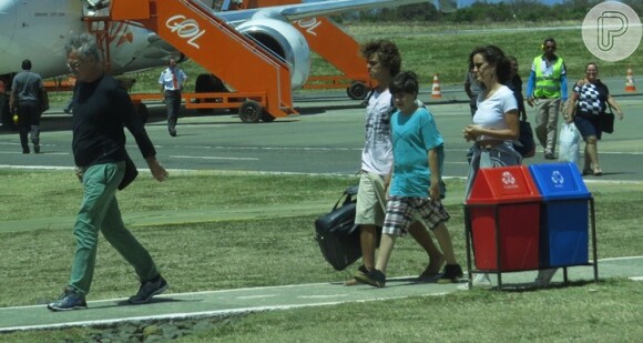 Pedro Bial desembarca em Fernando de Noronha com os filhos Ana, José Pedro e Theo, em 15 de dezembro de 2013