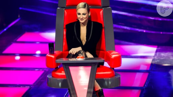 Claudia Leitte arrasou com seu figurino no 'The Voice Brasil 2013', assessorada pelo composto pelos hairstylist Washington Rocha, do Estúdio WR, e o stylist Renato Thomaz, da grife Água de Coco.