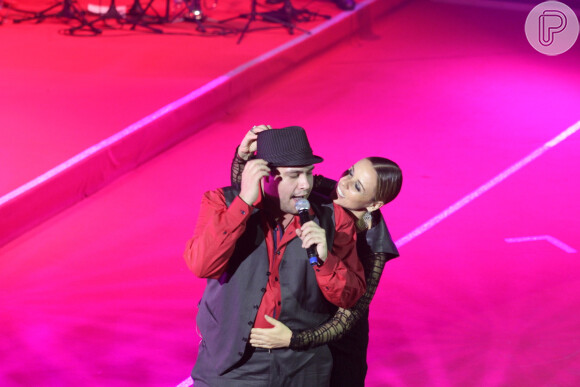 Tiago cantou "Sandra Rosa Madalena" na última edição do Prêmio Extra de Televisão acompanhado por Giulia Gam