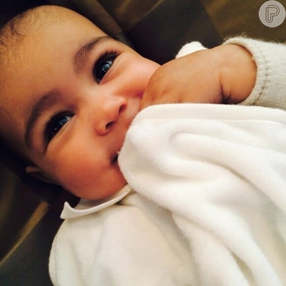 Kim Kardashian publica foto da filha, North West, sorrindo