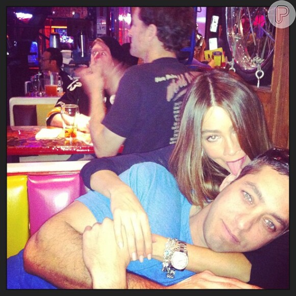 Depois do escândalo com o noivo, Nick Loeb, na festa de Réveillon, Sofia Vergara aparece cheia de carinhos com ele em um restaurante dos Estados Unidos, em 2 de janeiro de 2013