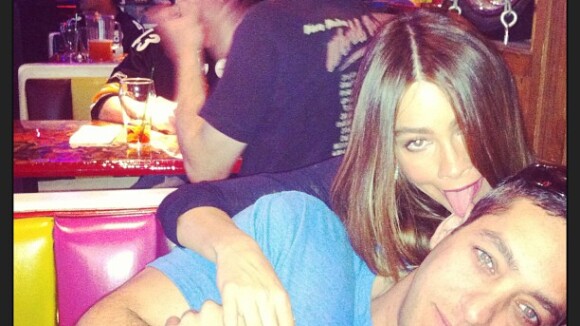 Sofia Vergara posta foto às boas com noivo depois de escândalo em hotel