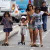 Paula Morais se diverte com as filhas de Ronaldo, Maria Sophia, de 4 anos, e Maria Alice, de 3, na orla do Leblon, Zona Sul do Rio de Janeiro, nesta terça-feira, 17 de dezembro de 2013