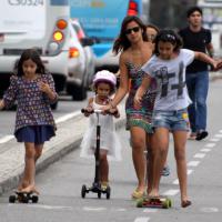 Sem Ronaldo, Paula Morais se diverte com as filhas do noivo no Leblon, no Rio