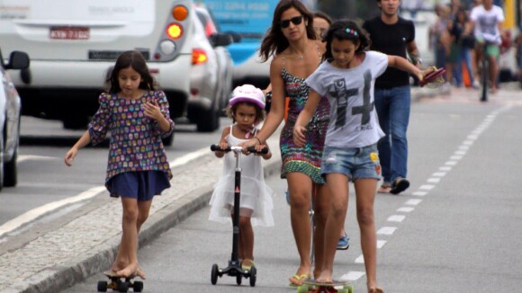 Sem Ronaldo, Paula Morais se diverte com as filhas do noivo no Leblon, no Rio